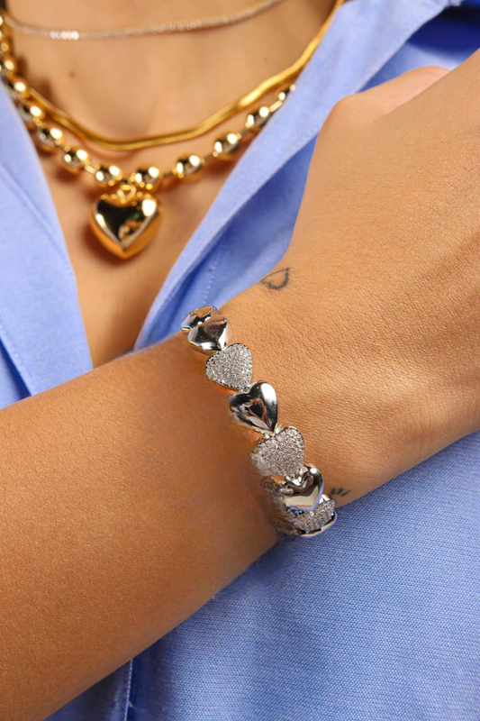 Pulsera estilo bangle de corazones lisos y en pave intercalados silver rodinado