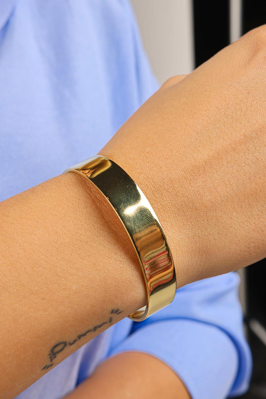 Pulsera estilo bangle lisa bañada en oro