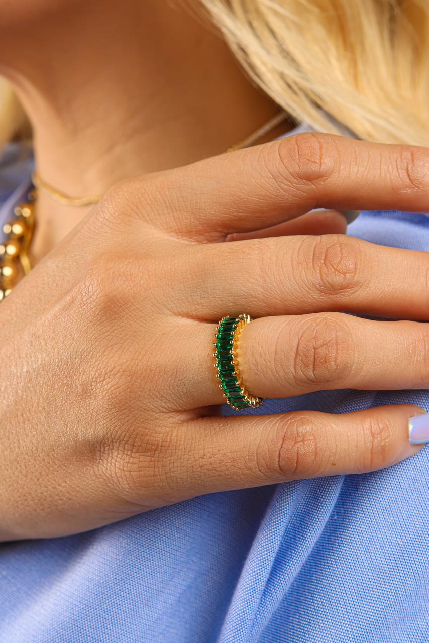 Anillo estilo eternity con circones verde como esmeraldas delgado (es ajustable)