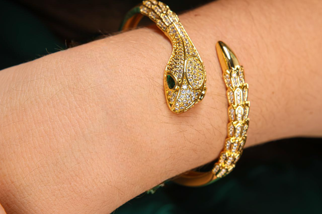 Pulsera estilo bangle de serpiente bañada en oro