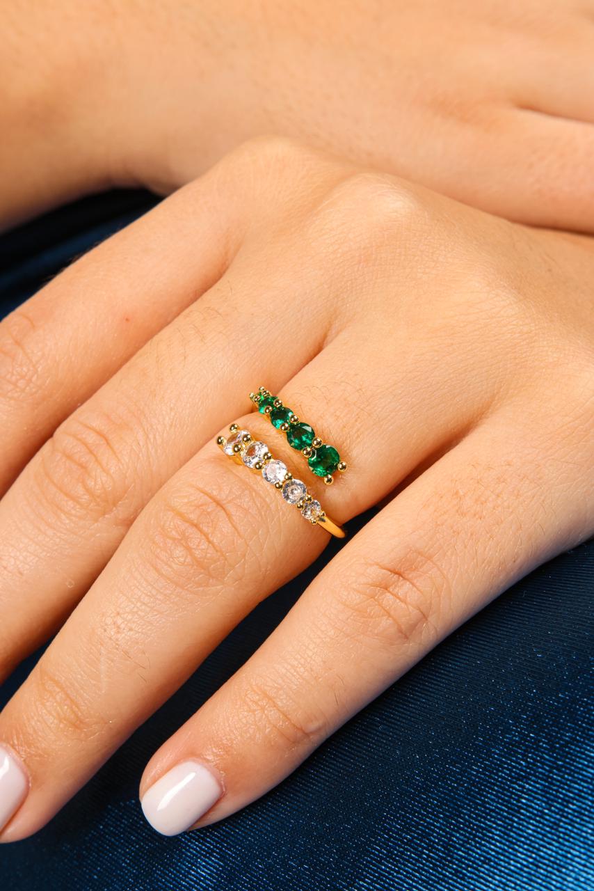 Anillo bañado en oro de circones verdes y blancos como esmeraldas y brillantes