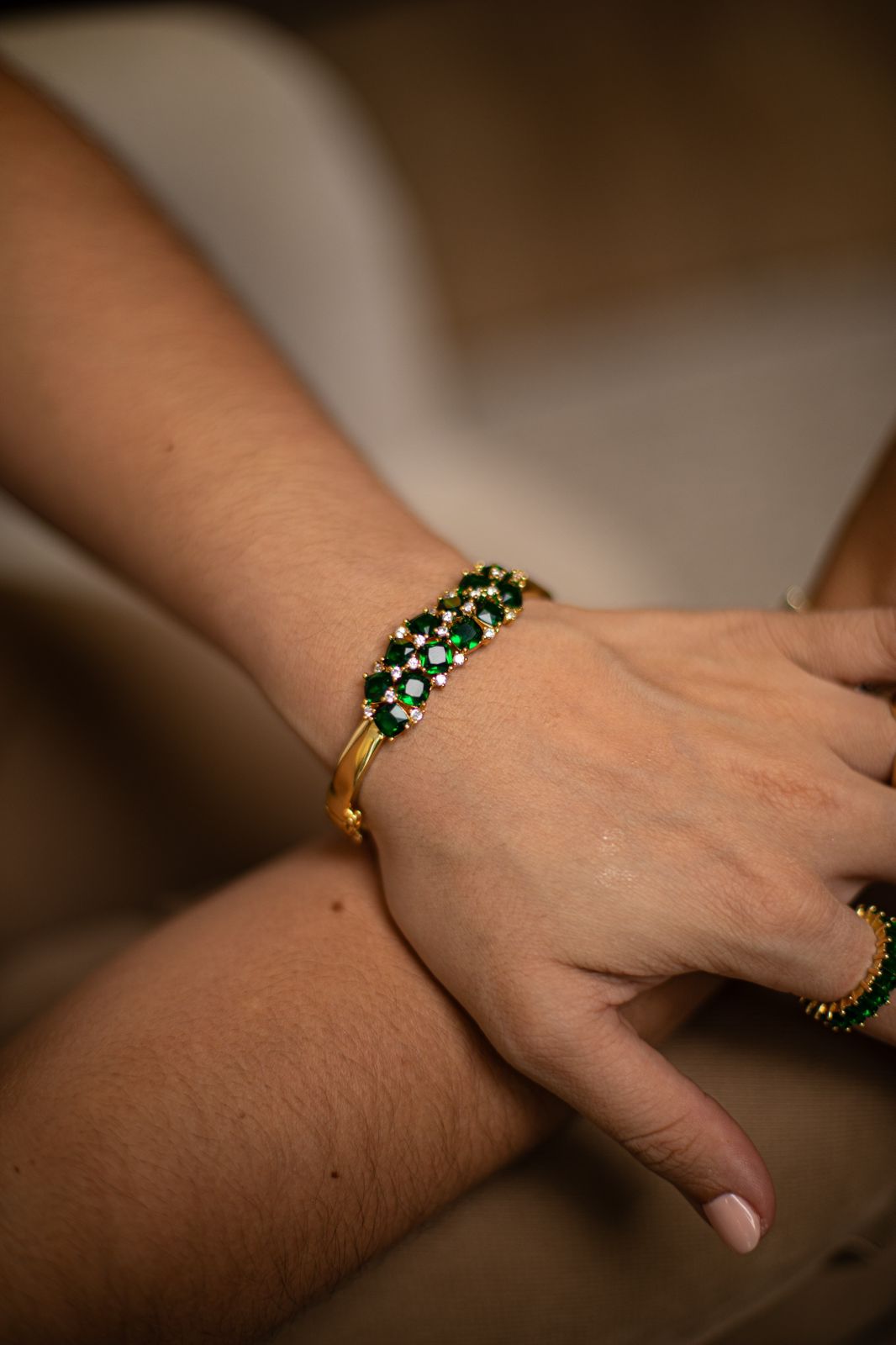 Pulsera estilo bangle con piedreria verde bañada en oro