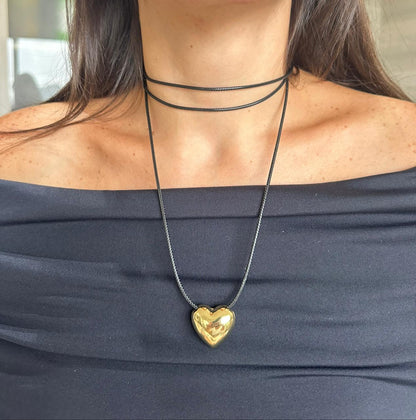 Collar de hilo negro multi uso con dije de corazon gold