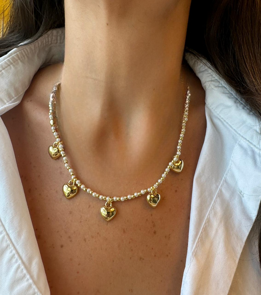 Collar de perlas con dijes bañados en oro de 18k