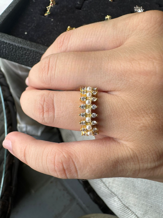 Anillo bañado en oro con diseño de perlas