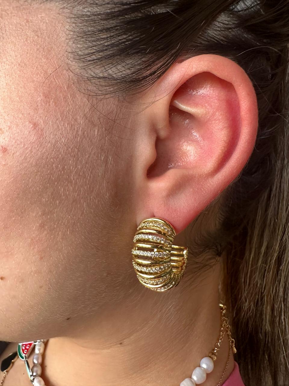 Aretes estilo caracol bañado en oro