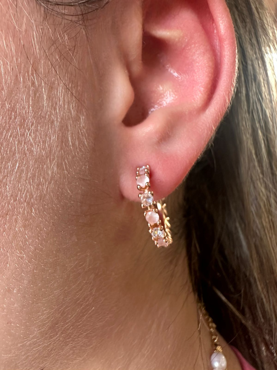 Argollas de plata bañadas en oro con circones en tonos Rose Gold