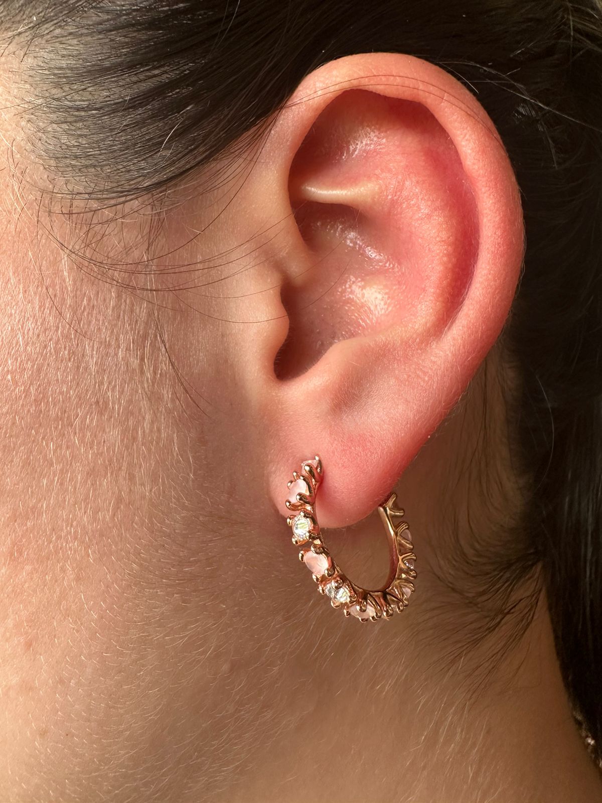 Argollas de plata bañadas en oro con circones en tonos Rose Gold