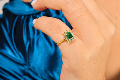 Anillo de Oro de 18k con esmeralda y brillantes naturales