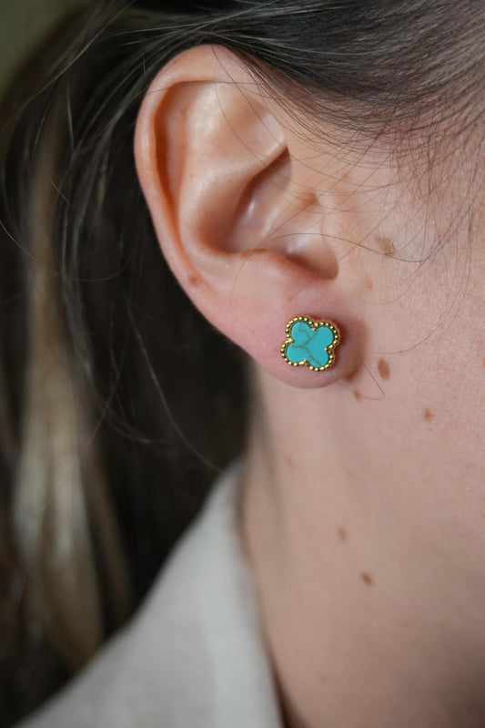 Aretes de plata bañado en Oro amarillo de trebol con turquezas naturales