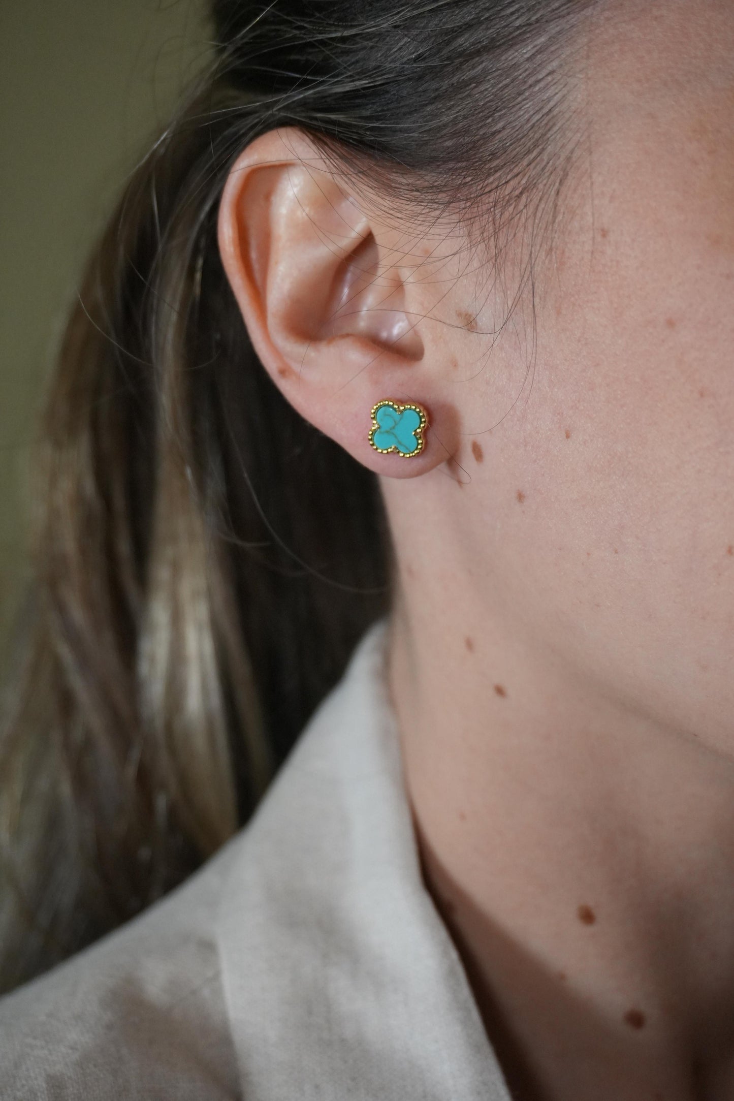 Aretes de plata bañado en Oro amarillo de trebol con turquezas naturales