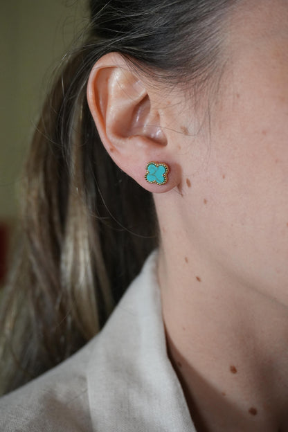 Aretes de plata bañado en Oro amarillo de trebol con turquezas naturales