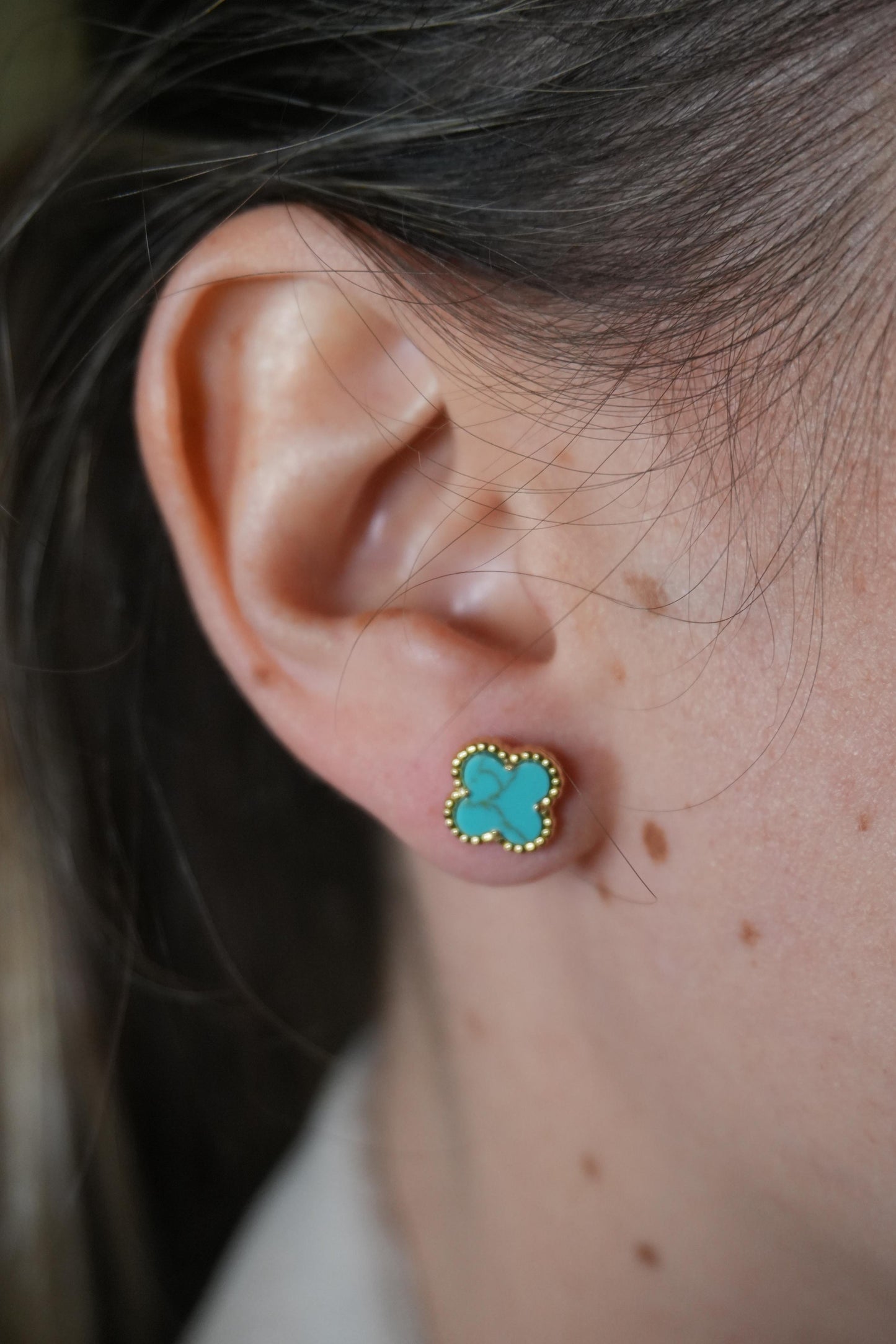 Aretes de plata bañado en Oro amarillo de trebol con turquezas naturales