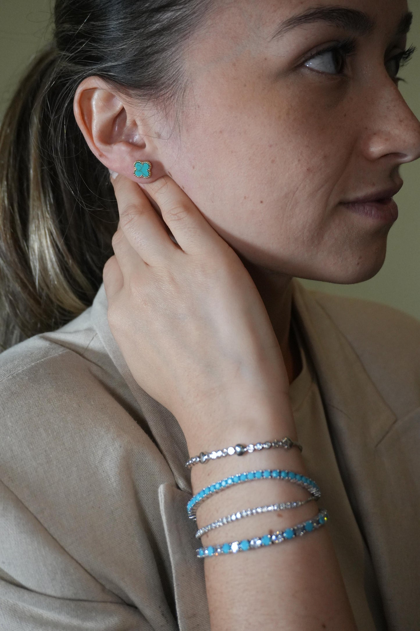 Aretes de plata bañado en Oro amarillo de trebol con turquezas naturales