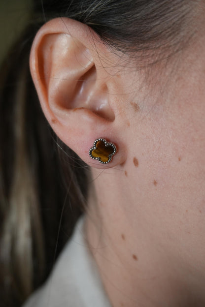 Aretes de plata bañado en Oro amarillo de trebol con ojo de tigre natural