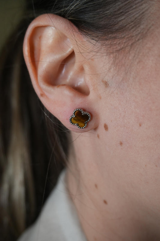 Aretes de plata bañado en Oro amarillo de trebol con ojo de tigre natural