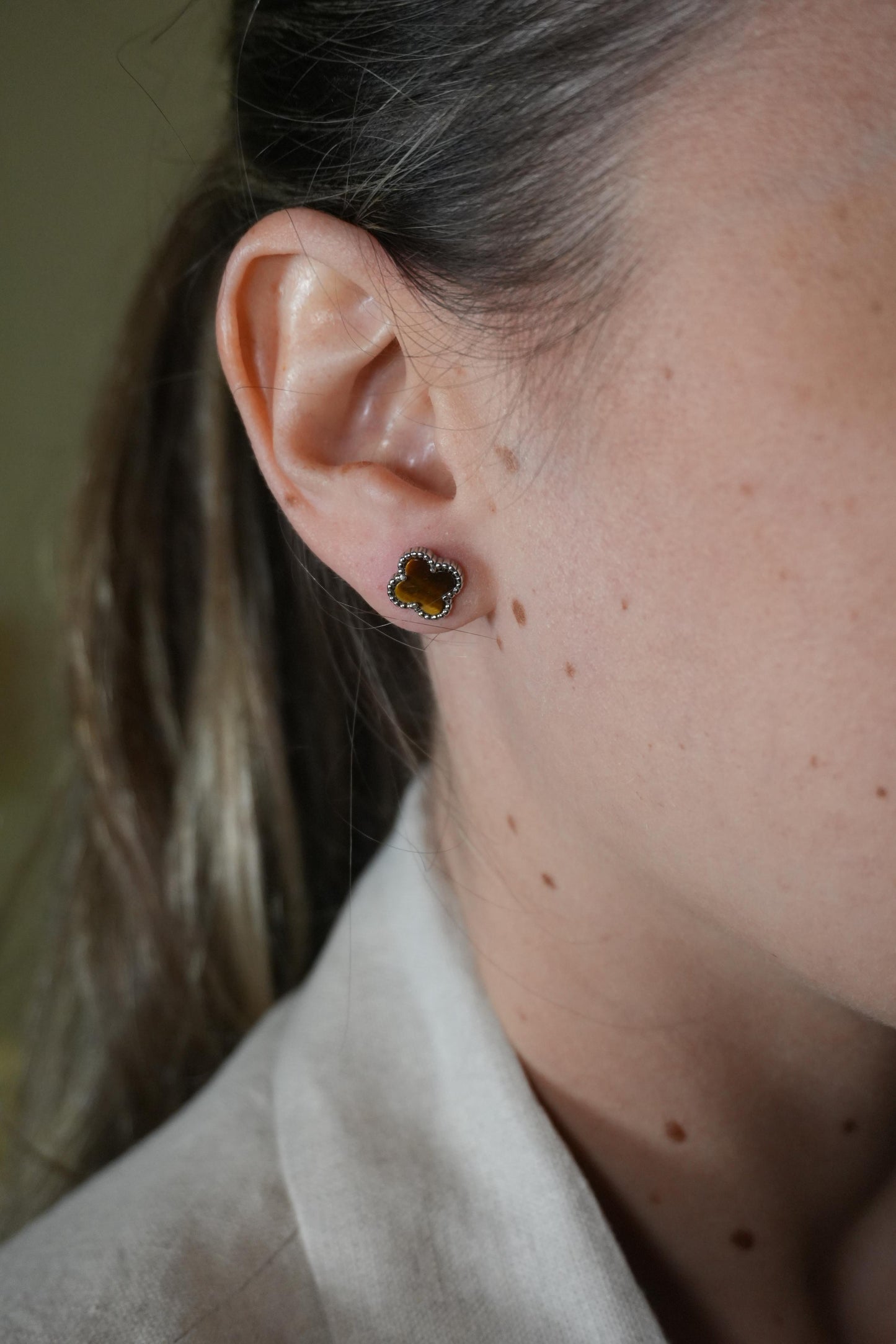 Aretes de plata bañado en Oro amarillo de trebol con ojo de tigre natural