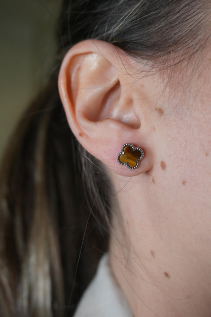 Aretes de plata bañado en Oro amarillo de trebol con ojo de tigre natural