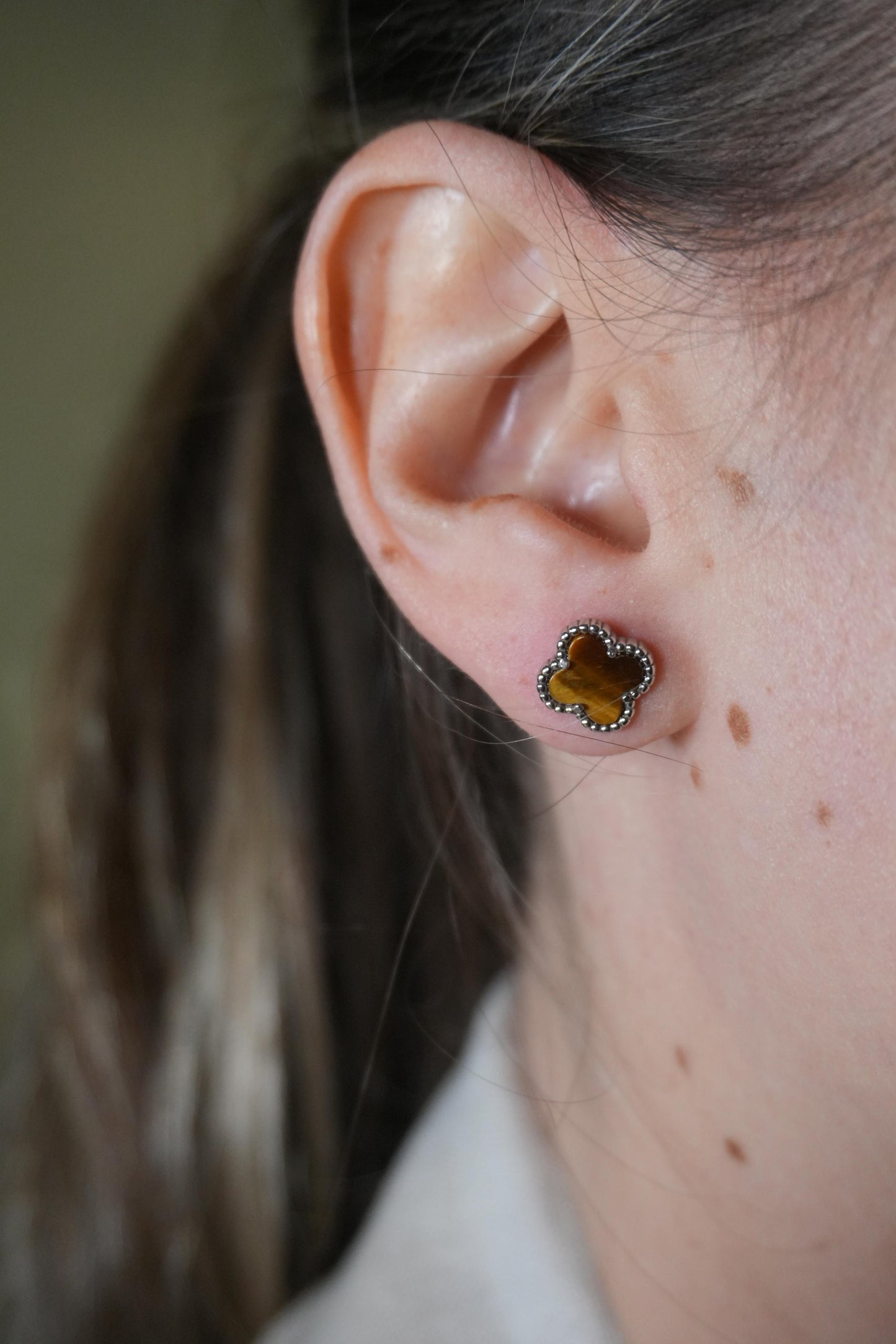 Aretes de plata bañado en Oro amarillo de trebol con ojo de tigre natural