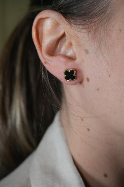 Aretes de plata bañado en Oro amarillo de trebol con Onix natural