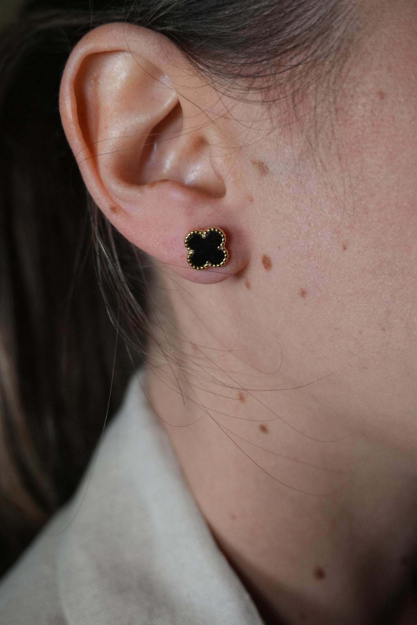 Aretes de plata bañado en Oro amarillo de trebol con Onix natural