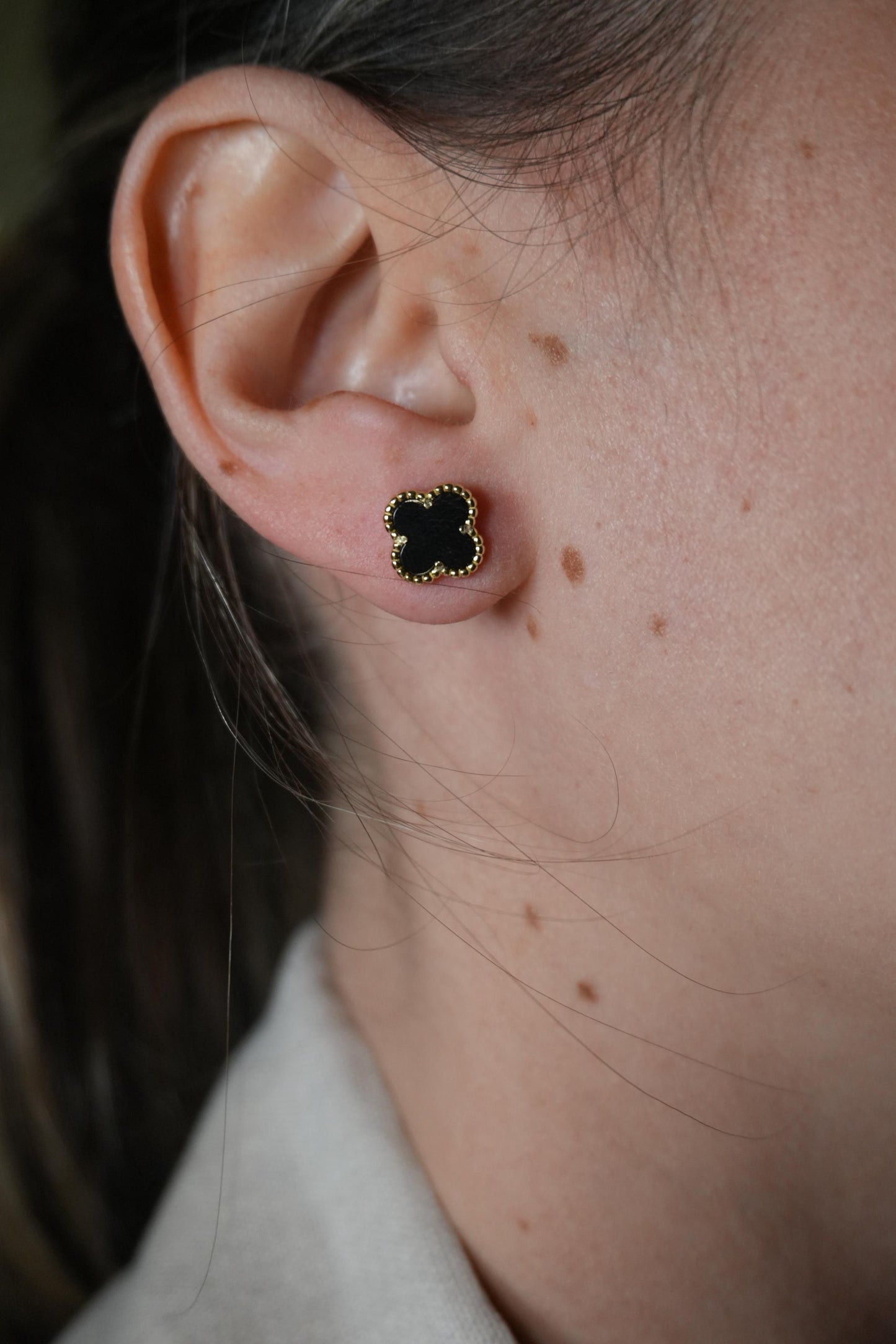 Aretes de plata bañado en Oro amarillo de trebol con Onix natural