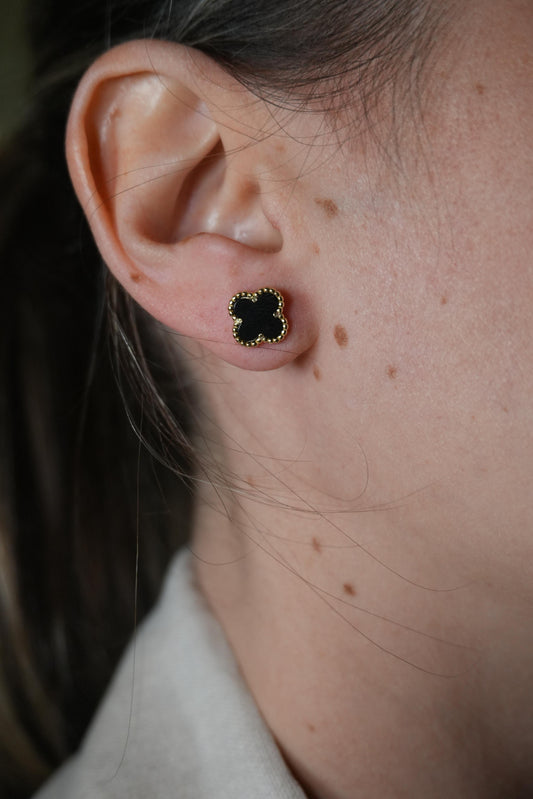 Aretes de plata bañado en Oro amarillo de trebol con Onix natural