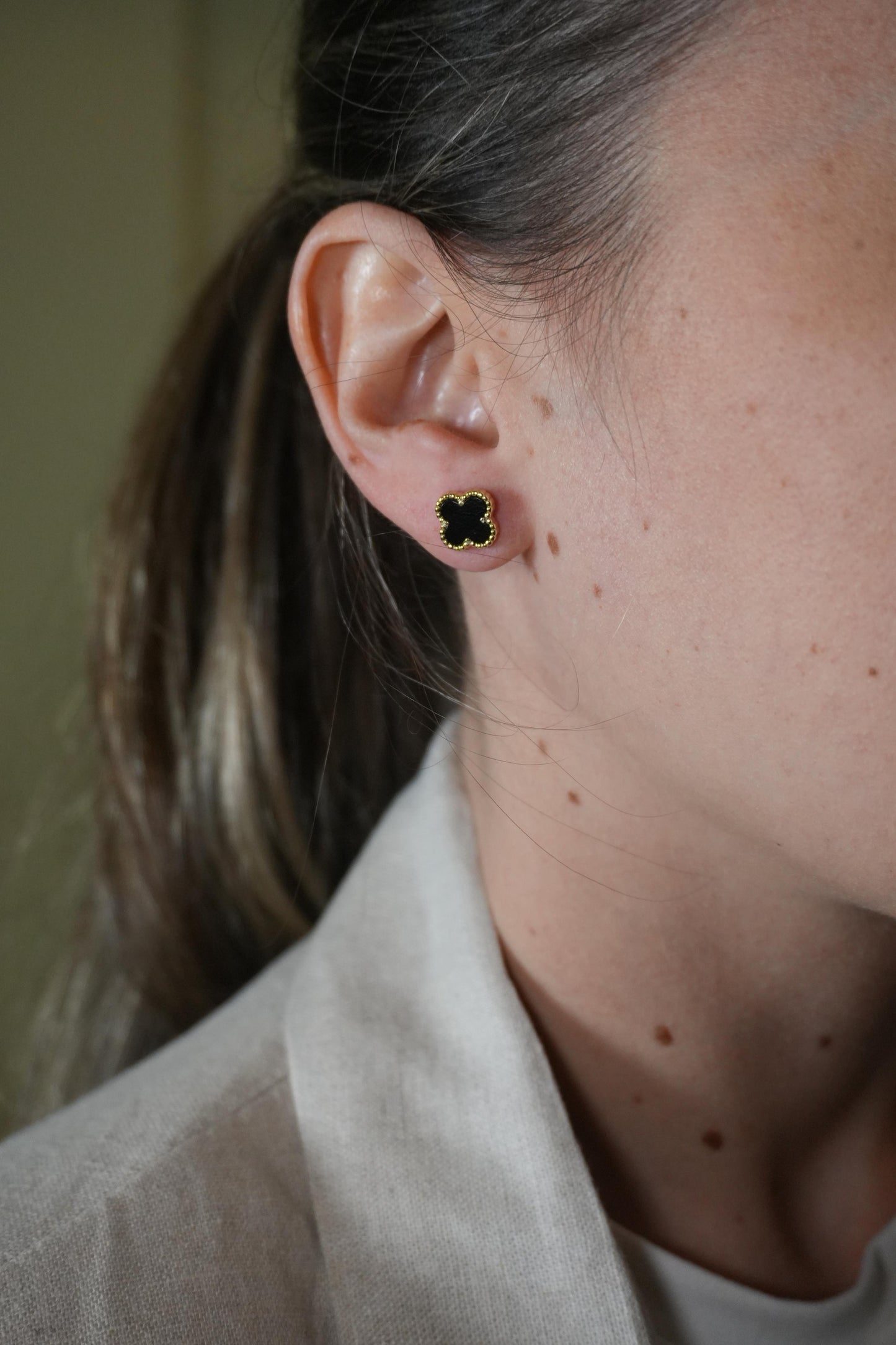 Aretes de plata bañado en Oro amarillo de trebol con Onix natural