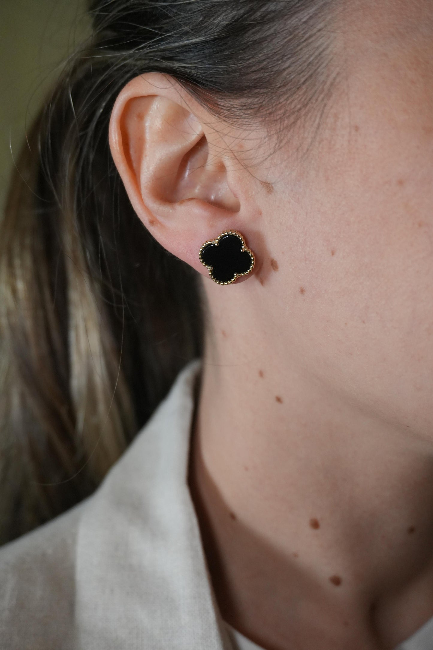 Aretes de plata bañado en Oro amarillo de trebol con Onix natural
