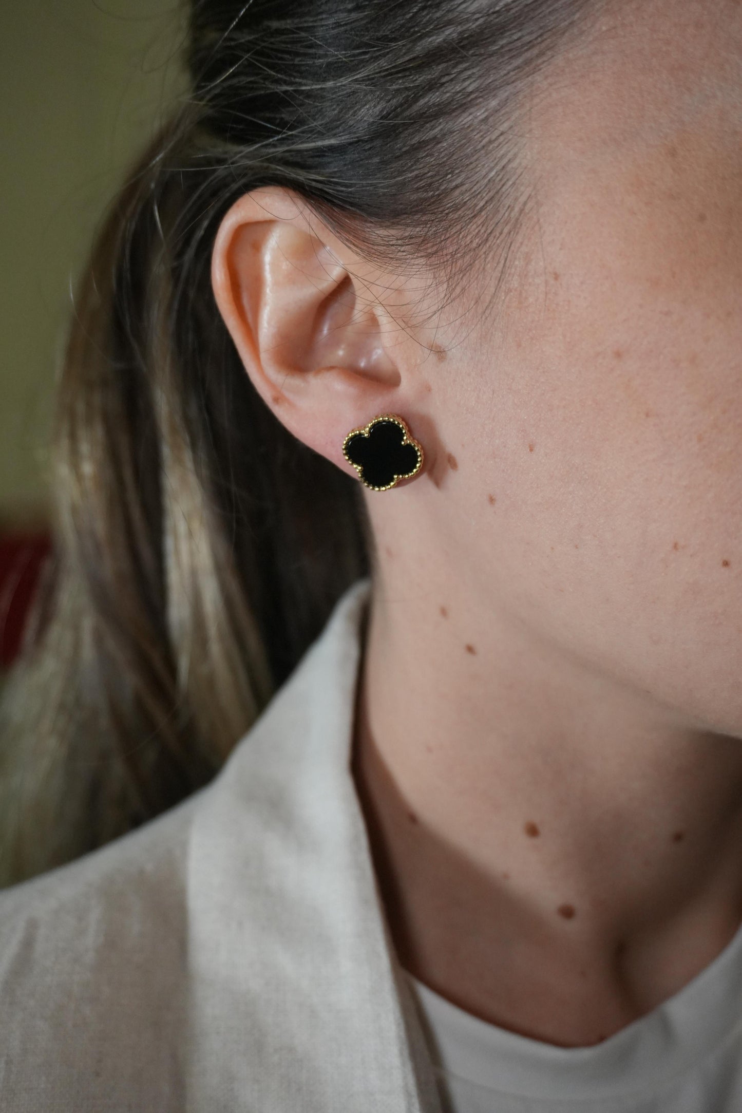 Aretes de plata bañado en Oro amarillo de trebol con Onix natural
