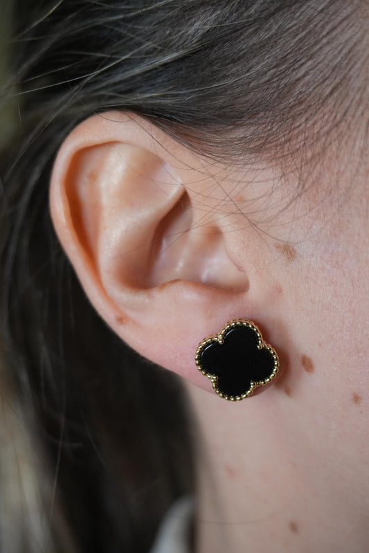 Aretes de plata bañado en Oro amarillo de trebol con Onix natural