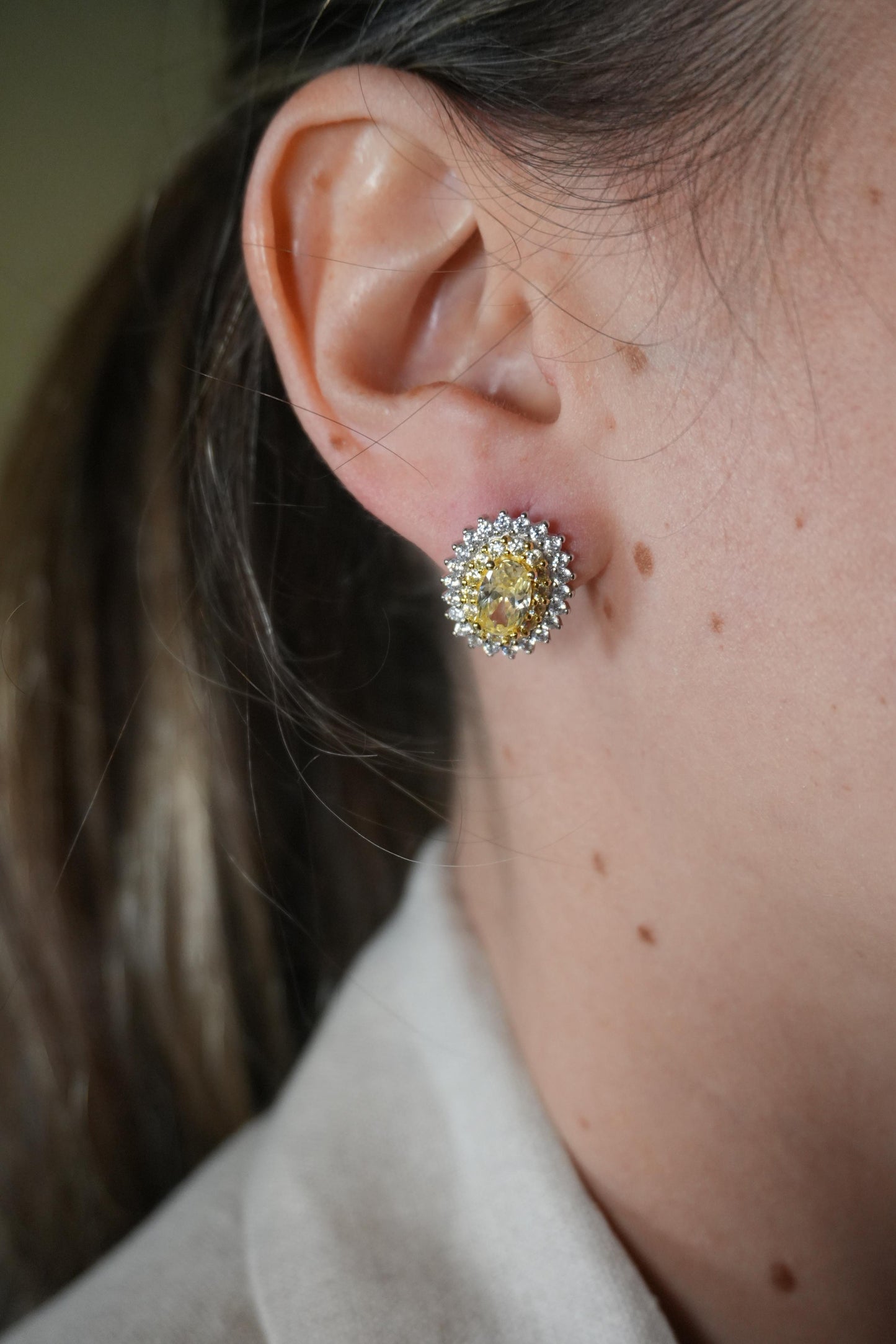 Aretes en Plata Rodinada con Gema Amarilla Ovalada