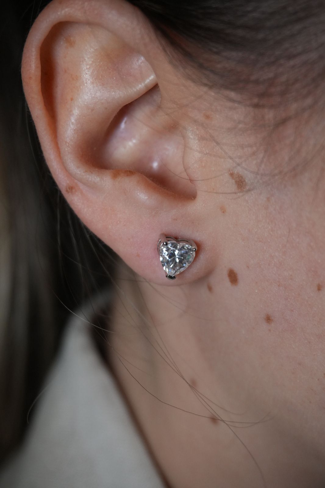Studs de Plata Rodinada con Moissanitas de Corazon 2ct