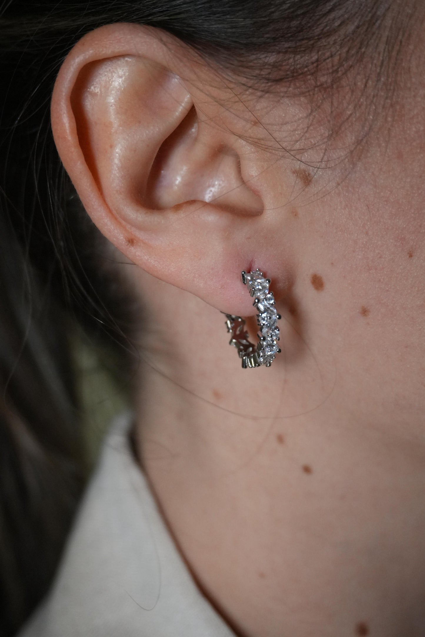 Huggies con piedras Asimétricas de Plata 925