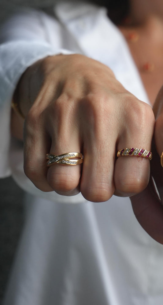 Anillo de 18k con Rubis y Brillantes "Love Sign"