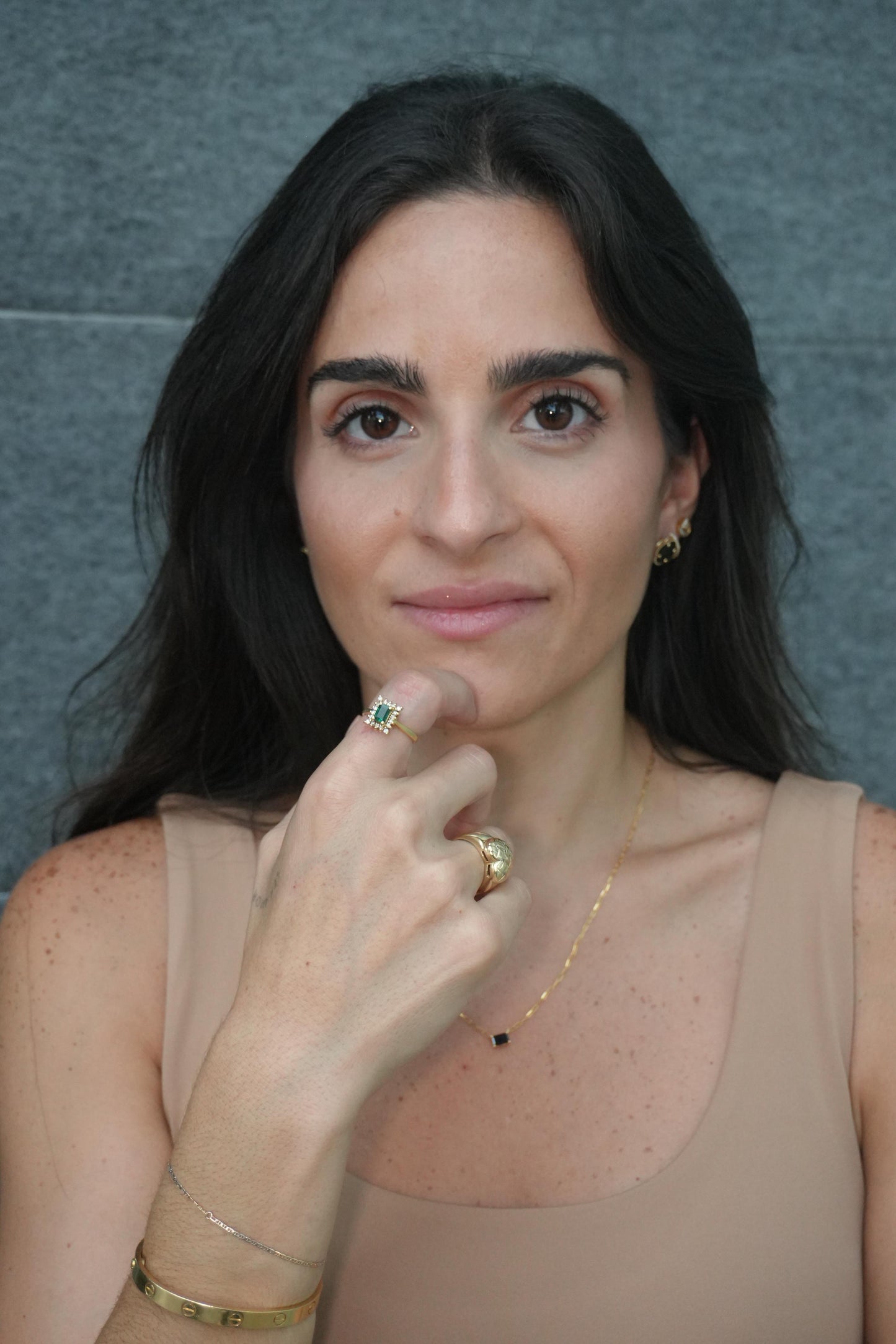 Anillo de Oro de 18k con esmeralda y brillantes naturales