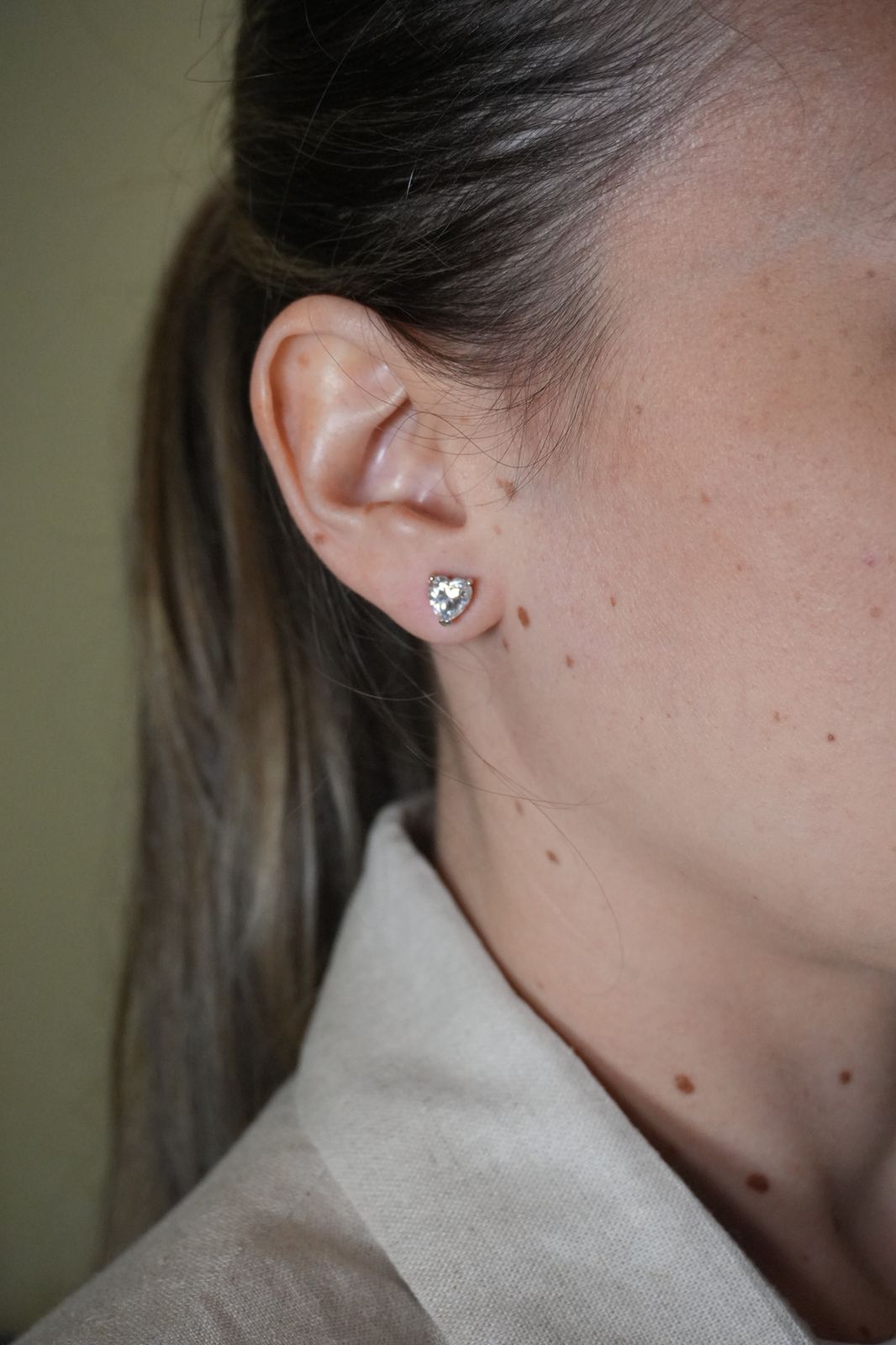 Studs de Plata Rodinada con Moissanitas de Corazon 2ct