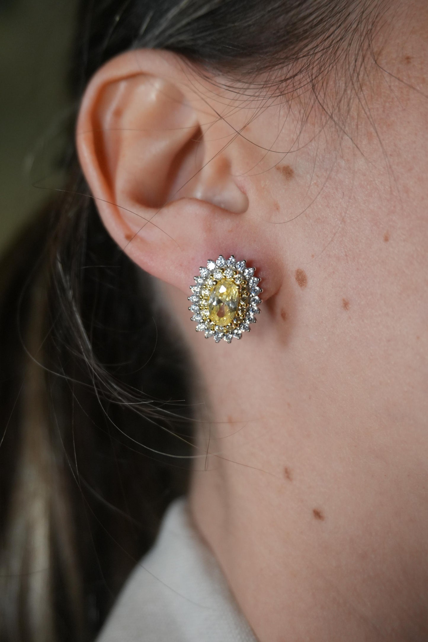 Aretes en Plata Rodinada con Gema Amarilla Ovalada