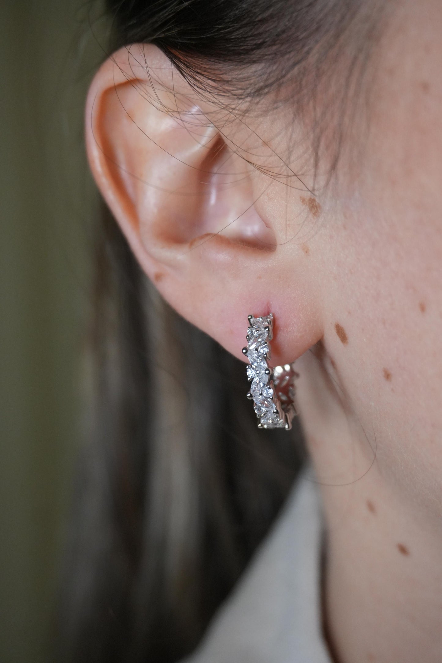 Huggies con piedras Asimétricas de Plata 925