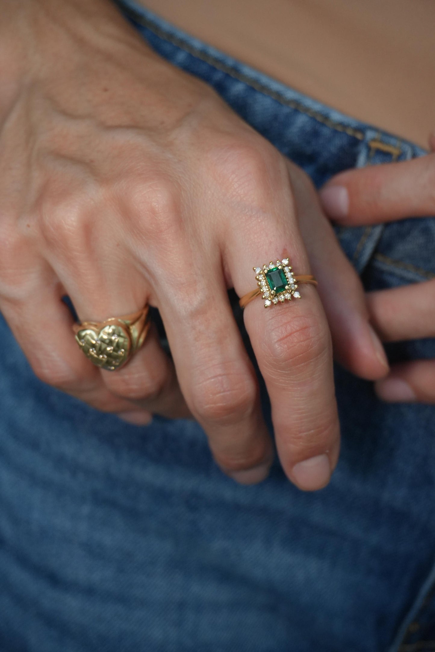 Anillo de Oro de 18k con esmeralda y brillantes naturales