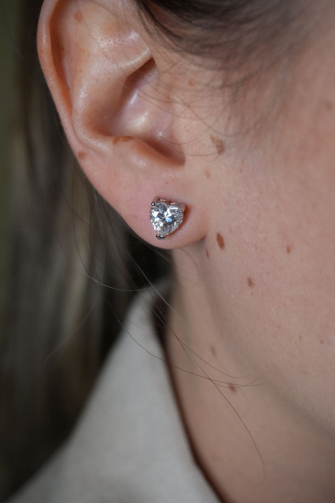 Studs de Plata Rodinada con Moissanitas de Corazon 2ct