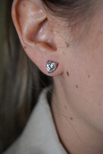 Studs de Plata Rodinada con Moissanitas de Corazon 2ct