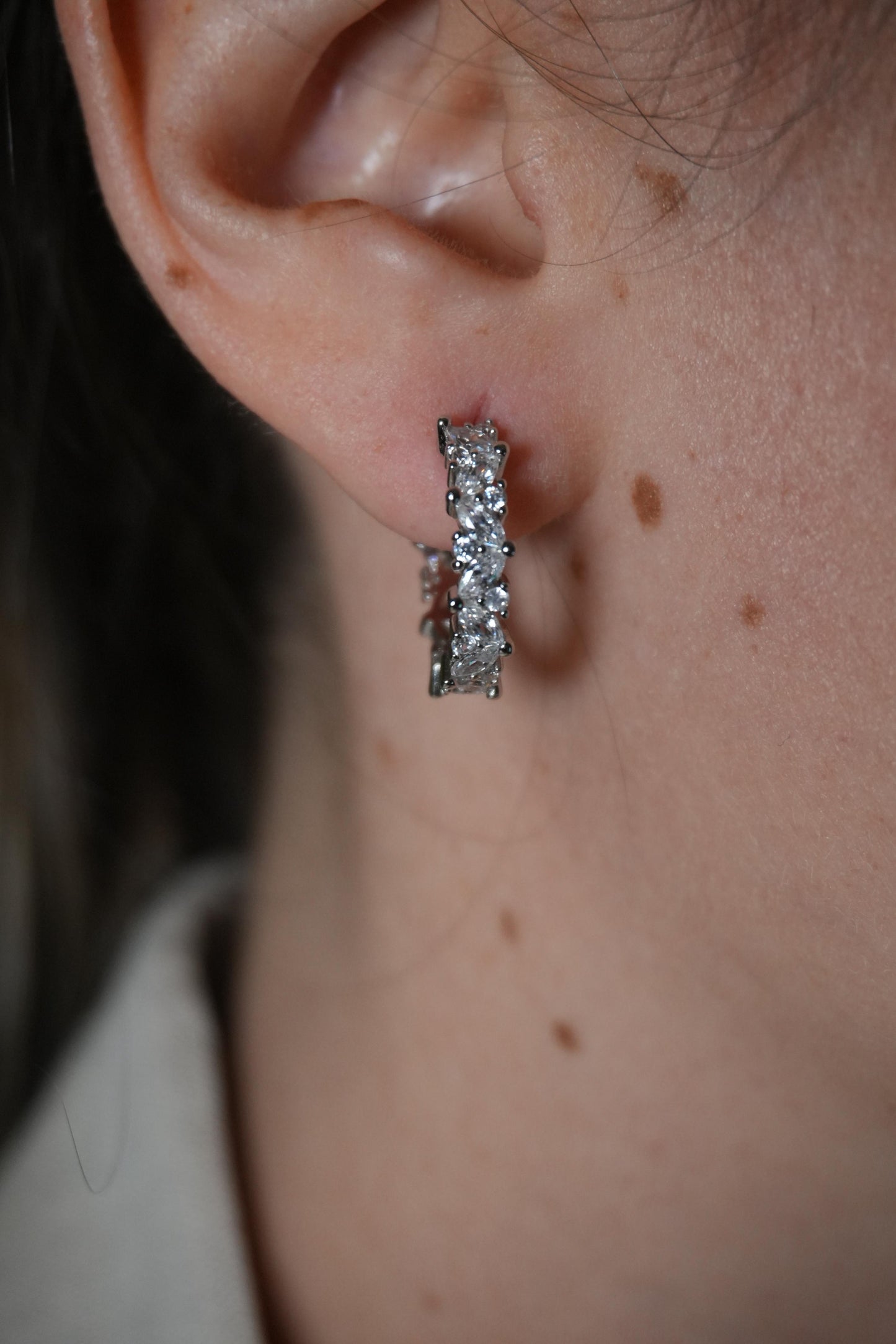 Huggies con piedras Asimétricas de Plata 925