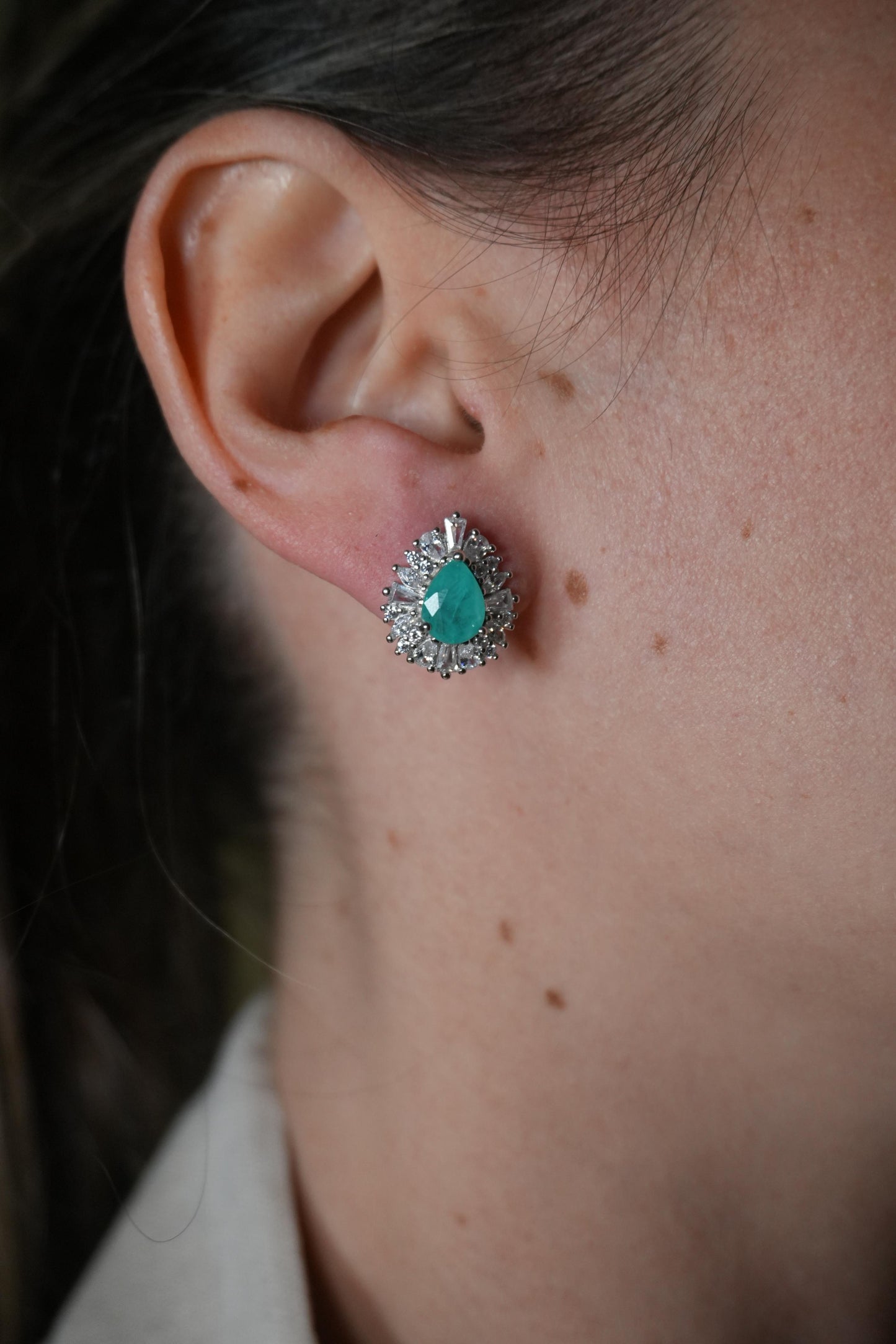 Verde Imperial – Aretes en Plata Rodinada con Gema en Tono Esmeralda