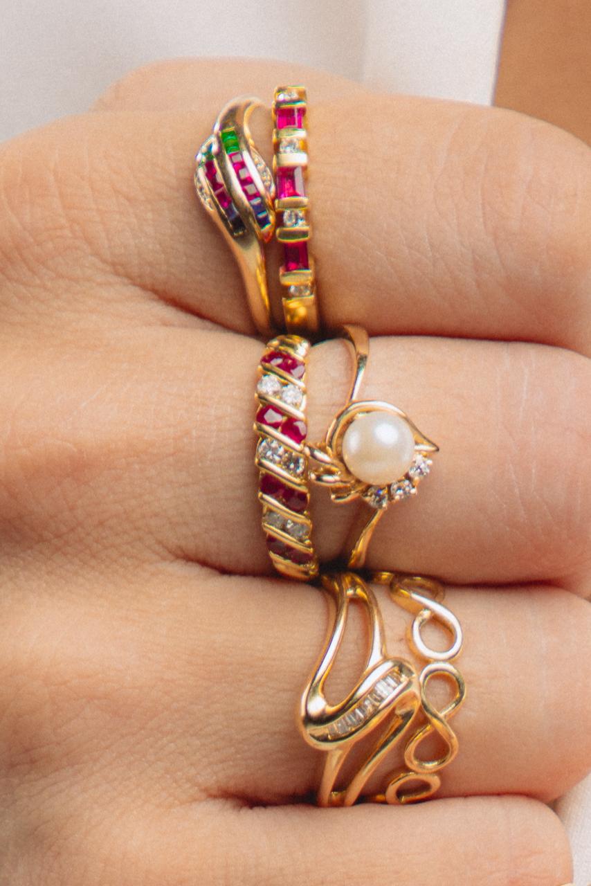 "Trío" Anillo de Oro Amarillo de 14K con Rubíes, Esmeraldas y Safiros