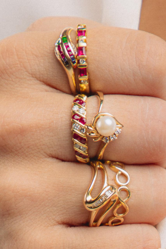 "Trío" Anillo de Oro Amarillo de 14K con Rubíes, Esmeraldas y Safiros