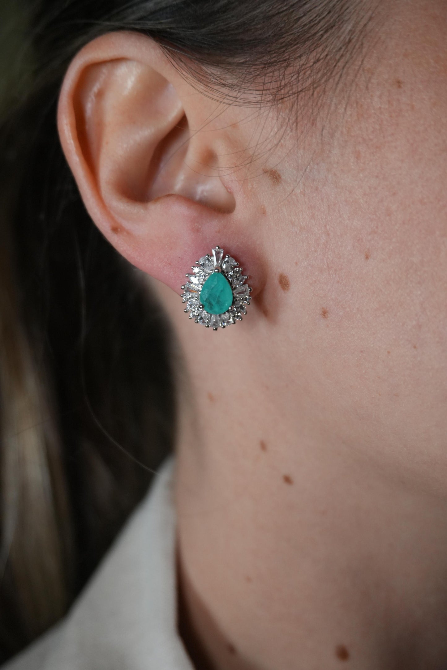 Verde Imperial – Aretes en Plata Rodinada con Gema en Tono Esmeralda
