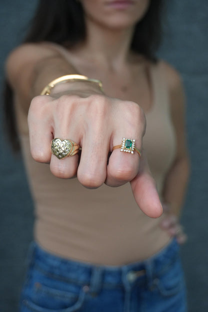 Anillo de Oro de 18k con esmeralda y brillantes naturales
