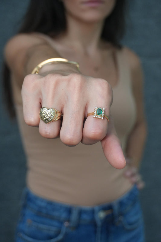 Anillo de Oro de 18k con esmeralda y brillantes naturales