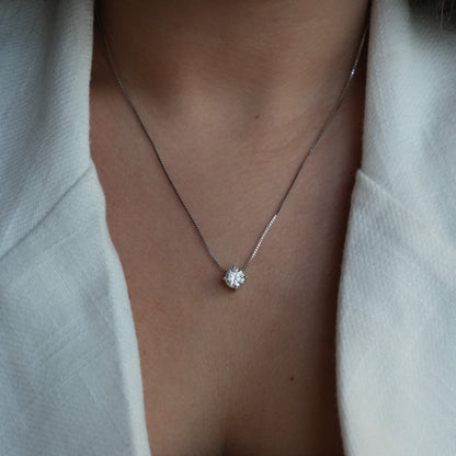 Collar de Plata bañada en Rodio estilo Solitario de Moissanita 1 CT.